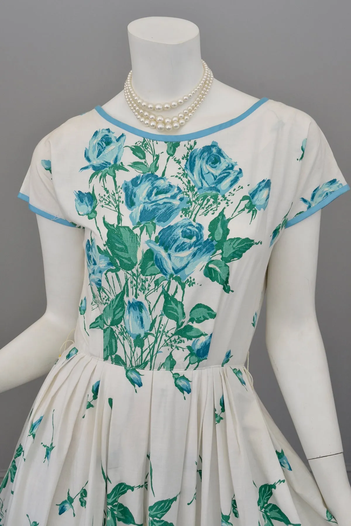 1950s Novelty Print Blue Roses on White 50s Dress