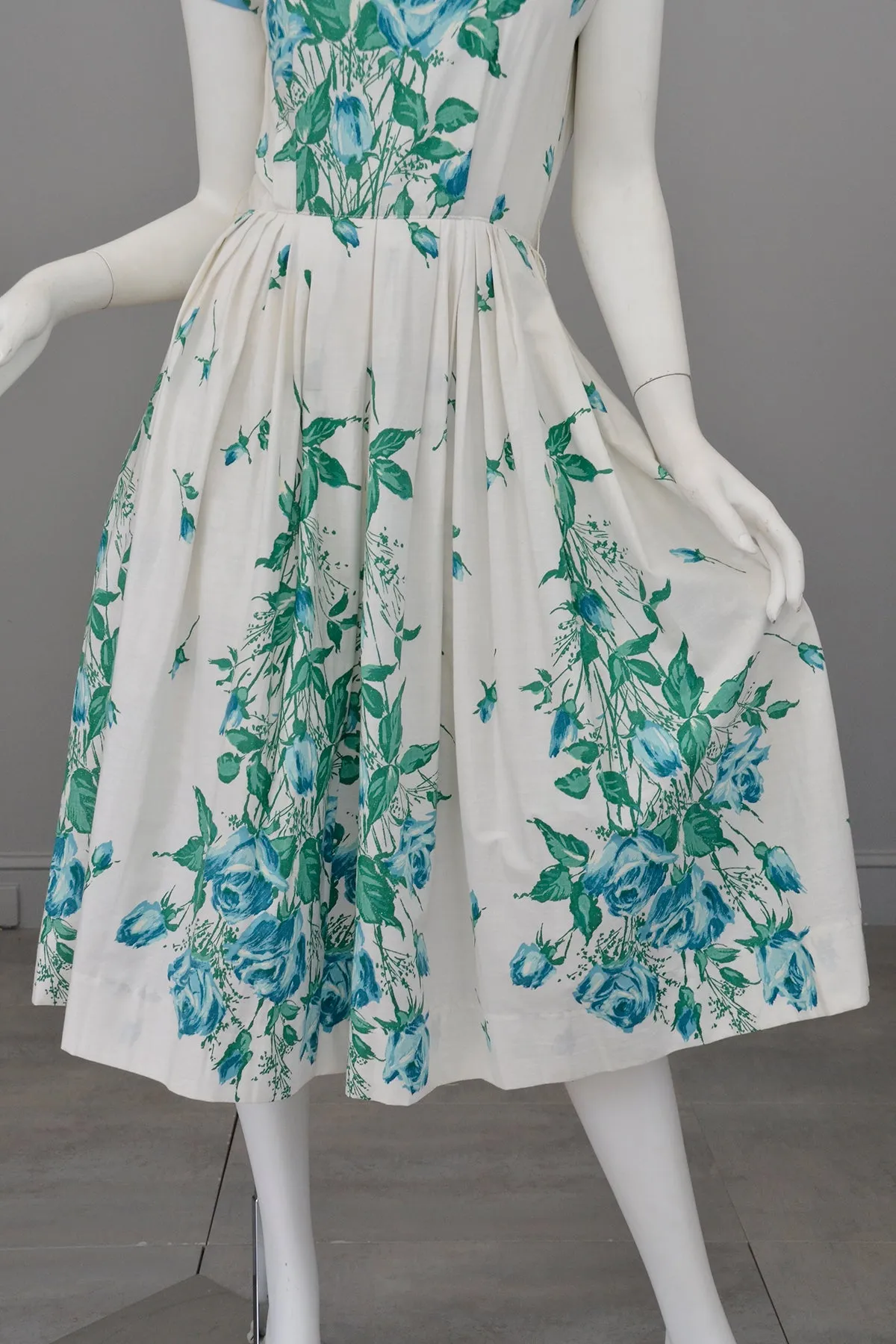 1950s Novelty Print Blue Roses on White 50s Dress