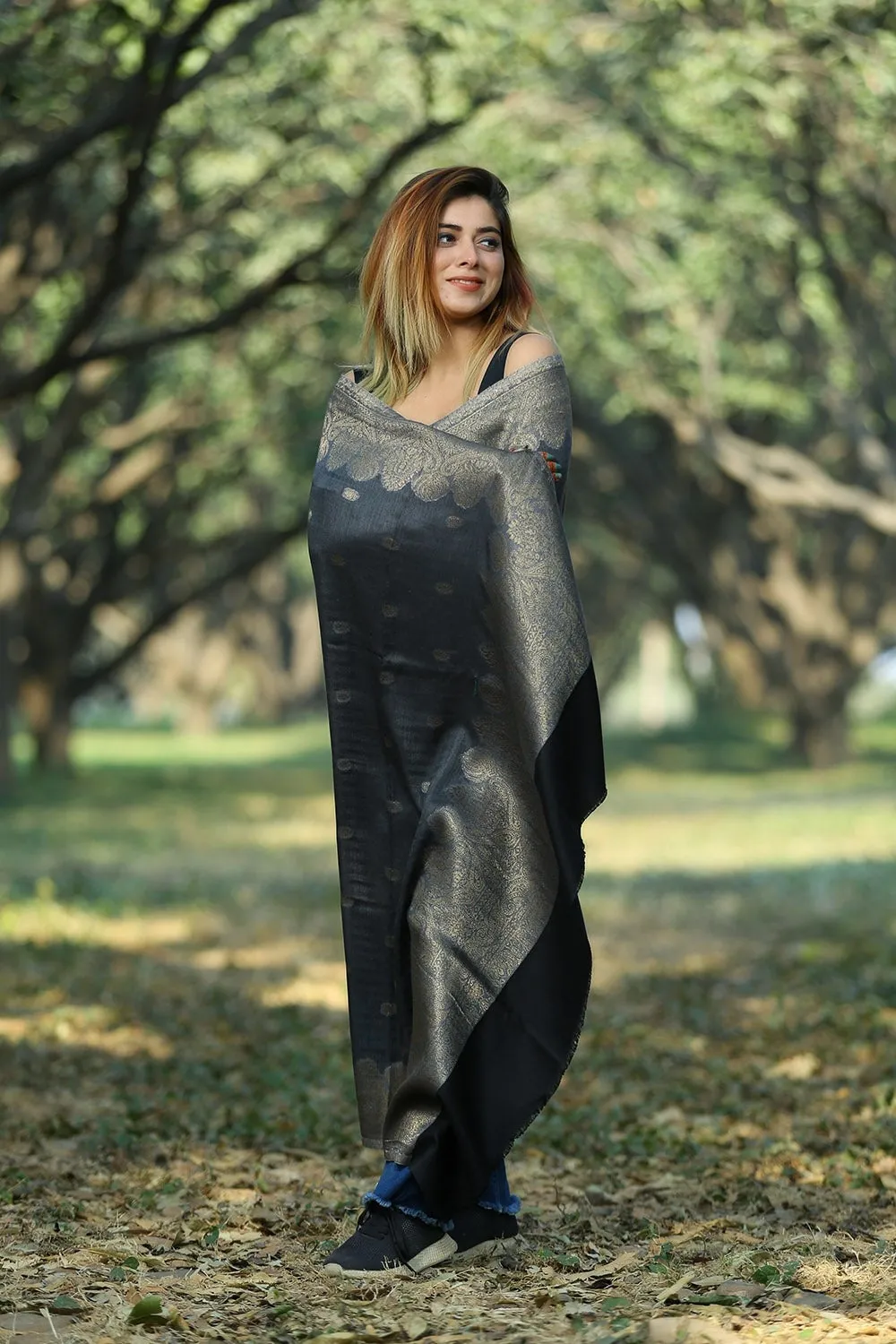 ELEGANT BLACK  COLOUR ZARI SHAWL ENHANCES SOPHISTICATION AND POWER  COMFORTABLE FOR ALL EVENTS